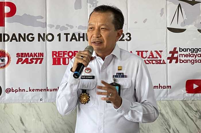 Kepala Divisi Pelayanan Hukum dan HAM, Nur Ichwan memberikan penyuluhan hukum di Kecamatan Semarang Timur, Rabu (3/8).&nbsp;