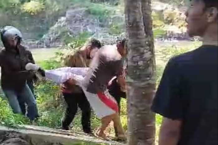 Warga saat mengevakuasi korban yang melompat dari Jembatan Sungai Progo Kranggan, Rabu (2/8).