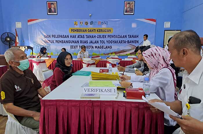 Proses verifikasi pembayaran ganti rugi exit tol Jogja-Bawen di Aula Kecamatan Magelang Selatan, Rabu (2/8).
