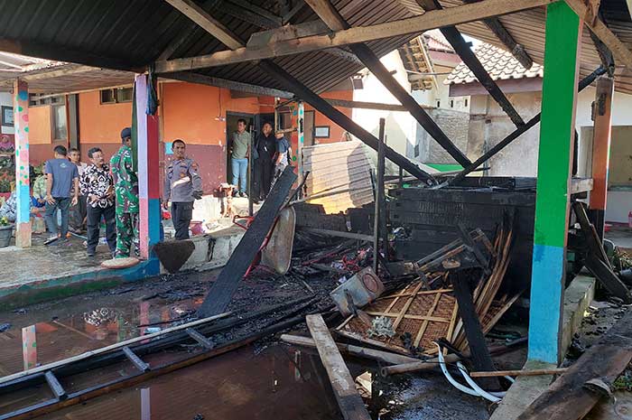 Tempat parkir SDN Jekerto yang tinggal puing kayu menghitam setelah terkabar kemarin, Kamis (3/8).