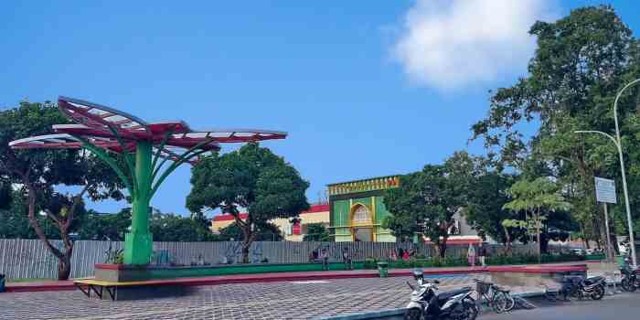 MENIKMATI ALUN-ALUN : Warga Kota Pekalongan dan sekitarnya kini sudah bisa menikmati lokasi alun-alun bagian selatan yang sudah direvitalisasi lebih indah.