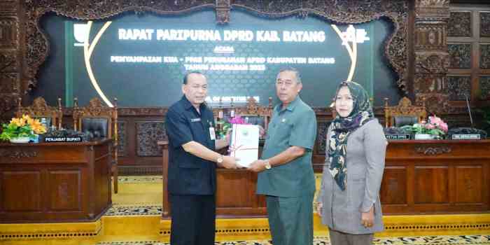PARIPURNA: Pj Sekda Ari Yudianto menyerahkan berkas KUA PPAS Perubahan APBD 2023 kepada pimpinan DPRD Kabupaten Batang Jumat (4/8/2023).