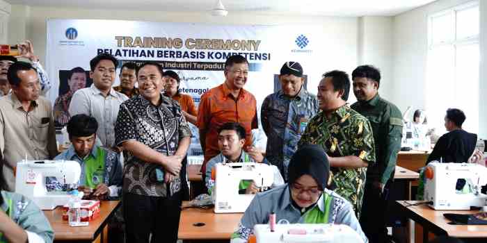 TINGKATKAN SKILL WARGA : Suasana pelatihan yang dilakukan KITB untuk meningkatkan keterampilan warga sekitar.