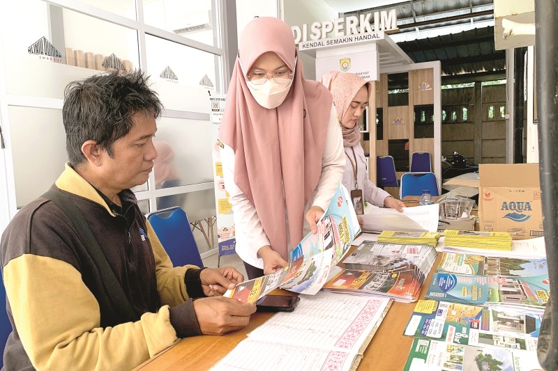 CARI RUMAH : Sejumlah pengunjung Perkim Expo saat konsultasi terkait rumah subsidi.(DEVI KHOFIFATUR RIZQI/ JAWA POS RADAR SEMARANG)