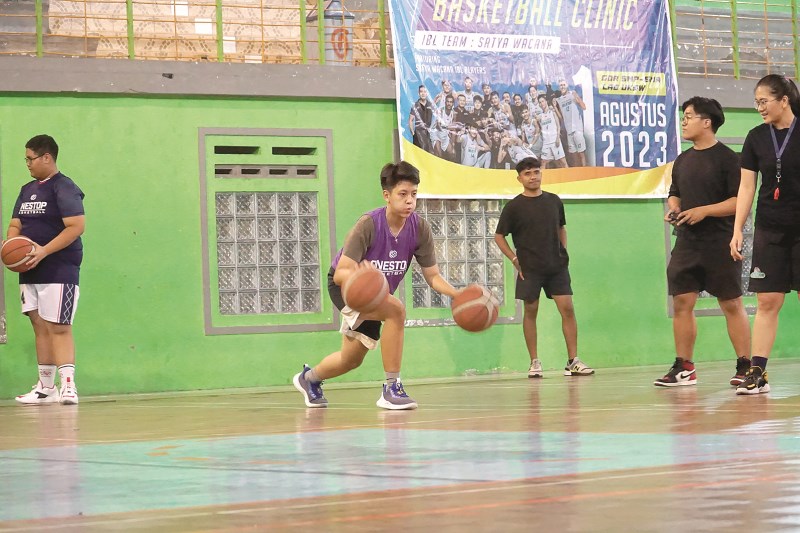BASKETBALL CLINIC : Tim basket UKSW menggelar basketball clinik untuk siswa SMP dan SMA Kristen Satya Wacana. (Dhinar Sasongko/Jawa Pos Radar Semarang)