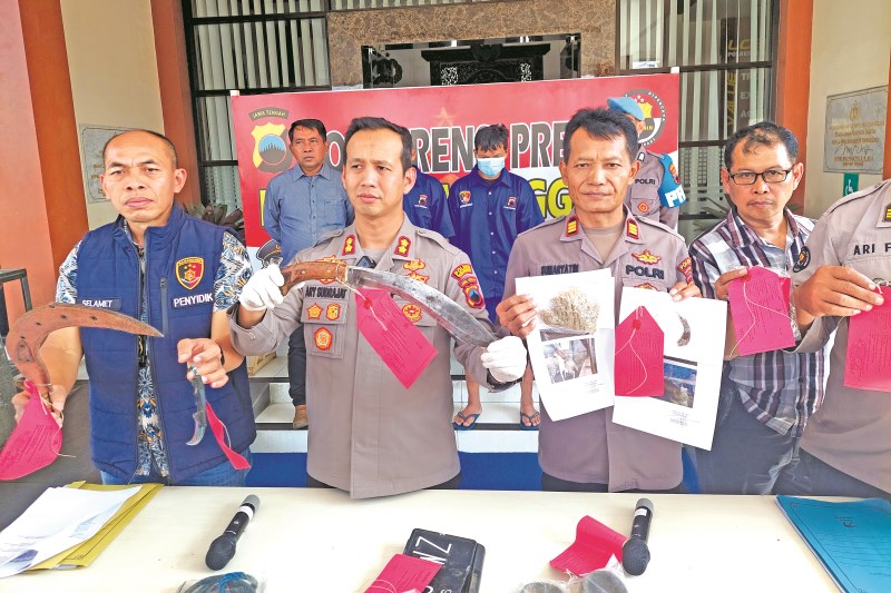 PENCURI TERNAK : Kapolres Temanggung AKBP Ary Sudrajat menjelaskan kronologi kejadian pencurian hewan dalam gelar perkara, Jumat (4/8). (ADDIN ALFATH/ JAWA POS RADAR MAGELANG)