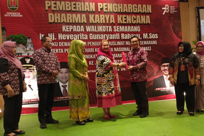 RAIH PENGHARGAAN: Wali Kota Semarang Hevearita Gunaryanti Rahayu menerima penghargaan Dharma Karya Kencana dari BKKBN. (ADENNYAR WYCAKSONO/JAWA POS RADAR SEMARANG)
