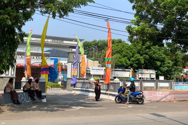 TAK ADA ANGKOT : Para siswa SMK Negeri 10 Semarang saat menunggu jemputan saat pulang sekolah. (IQBAL AMAR/JAWA POS RADAR SEMARANG)