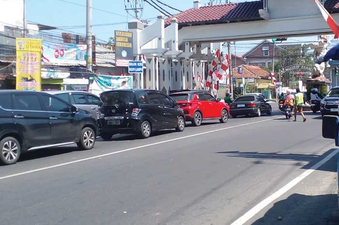 Sejumlah pengendara terpaksa mengunggu karena durasi lampu merah yang panjang.