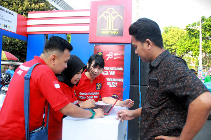 Pelayanan Legal Expo Kemenkumham Jateng di CFD Simpang Lima Semarang, Minggu (6/8).