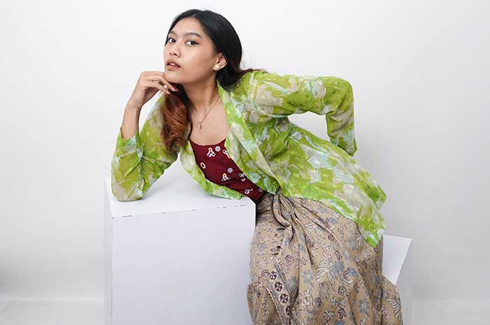 Fashion kebaya bisa dipadu padukan agar tetap bisa terlihat tampil cantik, elegan dan modis.