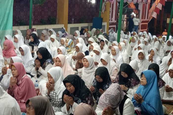 Para jemaah khusyuk berdoa pada acara buka luwur Haul Akbar Sunan Pandanaran 1 Jumat (5/8) malam.