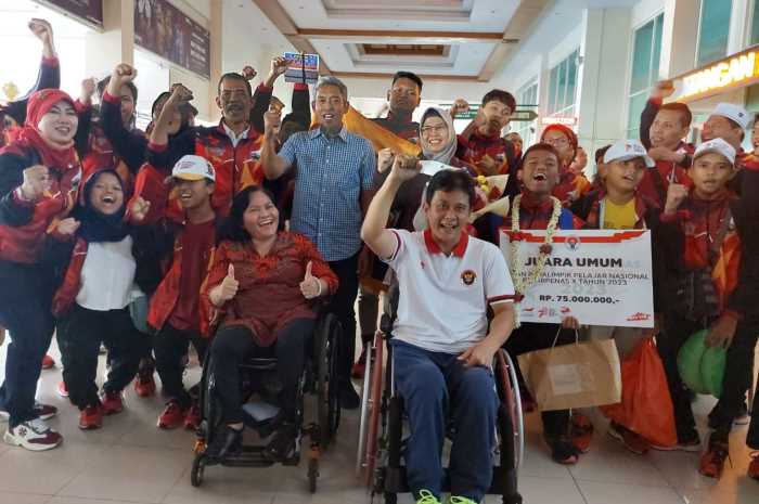 Sekda Jateng Sumarno saat menyambut kedatangan kontingen Jateng di Bandara Adi Soemarmo Sabtu (6/8). Jateng berhasil menjadi juara umum Peparpenas 2023 di Palembang.