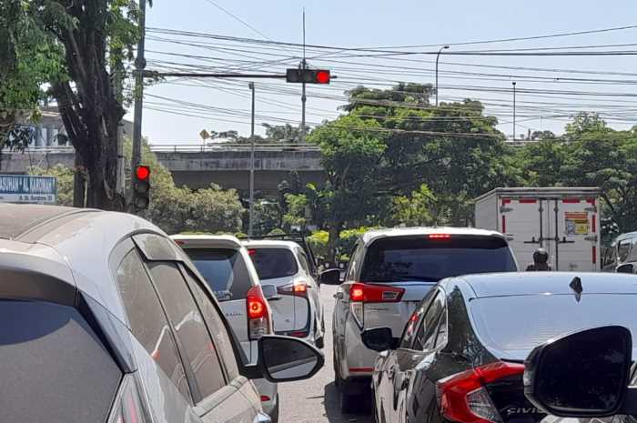 Sejumlah kendaraan yang rela untuk berhenti cukup lama karena lampu merah yang menyala cukup lama, sedangkan lampu hijau hanya sebentar di bundaran Kalibanteng, Kota Semarang.
