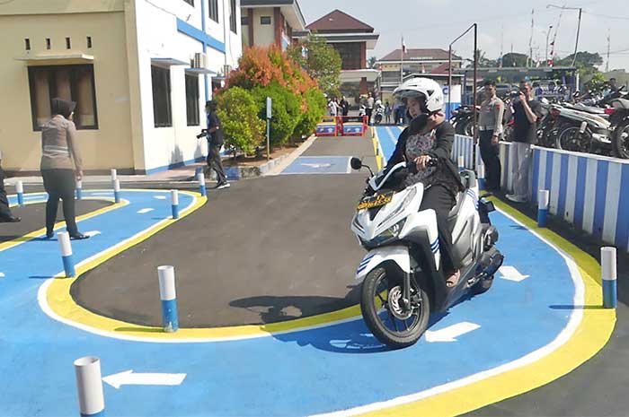 Pengendara motor saat melakukan uji coba lintasan baru ujian SIM C di Satlantas Polres Temanggung, Minggu (6/8).