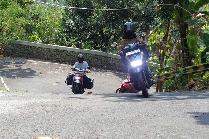 Pengguna motor harus ekstra hati-hati ketika melewati jalur tanjakan curam dan berkelok di jalan alternatif penghubung Srondol dan Sekaran ini.