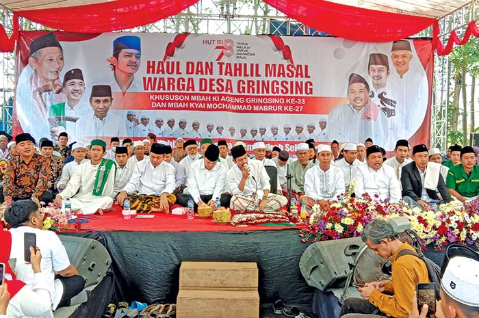 Sejumlah pejabat meriahkan acara Haul Akbar Ki Ageng Gringsing, Kecamatan Gringsing, Kabupaten Batang, Minggu (6/8/2023).