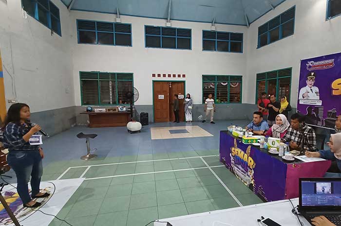 Salah satu peserta ketika bernyanyi menunjukkan suara emasnya di depan dewan juri.