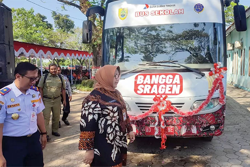 LAYANI SISWA: Bupati Sragen Kusdinar Untung Yuni Sukowati saat launching bus sekolah rute Sambungmacan-Sragen, beberapa waktu lalu.