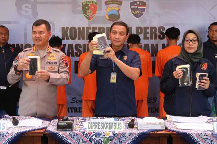 Polda Jawa Tengah melalui Direktorat Reserse Kriminal Khusus (Ditreskrimsus) berhasil mengungkap kasus peretasan handphone dengan modus pengiriman APK Undangan.