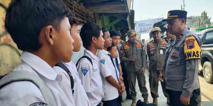 GENCARKAN RAZIA : Para pelajar SMP terjaring razia gabungan Polres dan Satpol PP Kabupaten Batang di Alun-Alun Batang.