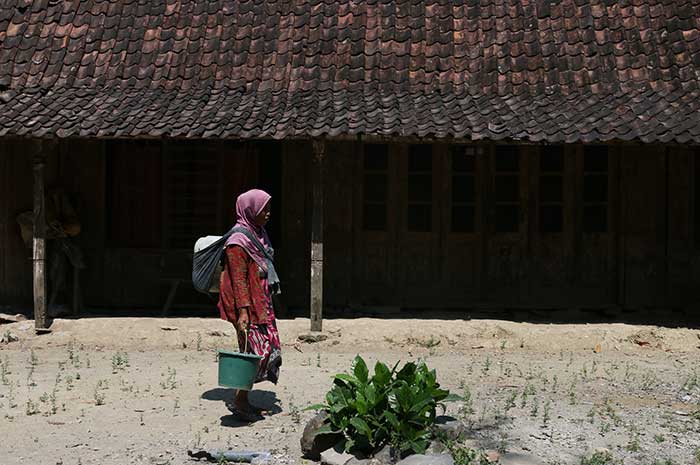 Seorang warga RW 5 Kelurahan Jabungan, Kota Semarang yang kekurangan air usai mengambil air bersih bantuan dari BPBD Kota Semarang Selasa (1/8).