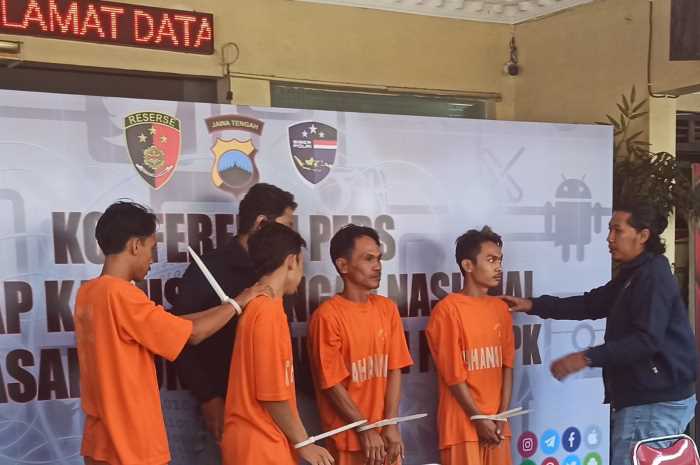 Polda Jawa Tengah melalui Direktorat Reserse Kriminal Khusus (Ditreskrimsus) berhasil mengungkap kasus peretasan handphone dengan modus pengiriman APK Undangan.