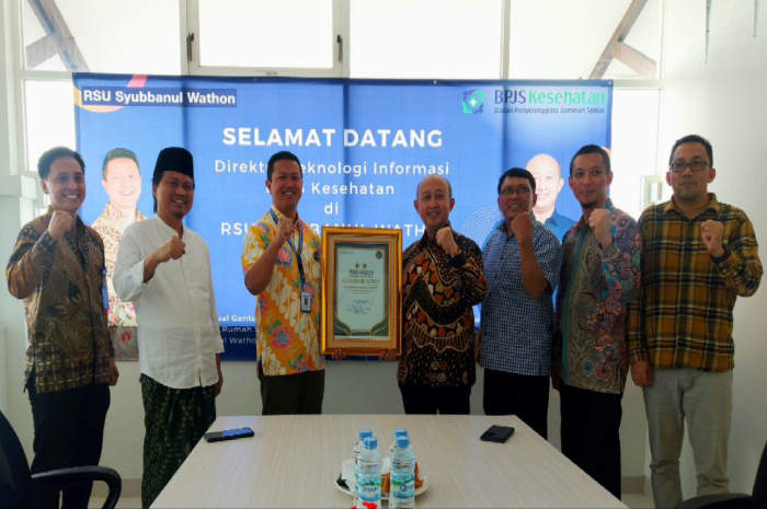 Direktur Teknologi Informasi (TI) BPJS Kesehatan Edwin Aristiawan menyerahkan piagam penghargaan bintang dua kepada Kepala RSU Syubbanul Wathon dr M Iqbal Gentur Bismono (kuning)