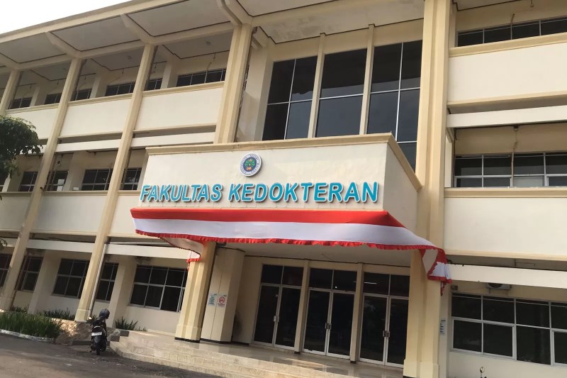 SEGERA DIBUKA: Gedung UM yang menghadap Jalan Surabaya sudah dipasang papan nama &rdquo;Fakultas Kedokteran&rdquo;. Setelah rekomendasi turun, prodi kedokteran resmi beroperasi