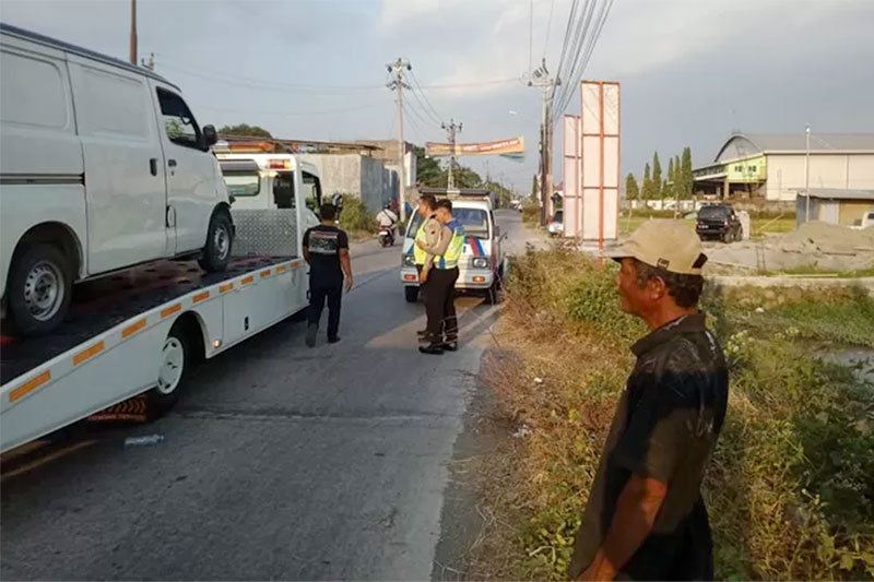 OLAH TKP: Lokasi kecelakaan mobil dan sepeda motor di Kelurahan Ngabeyan, Kecamatan Kartasura, Senin (7/8).