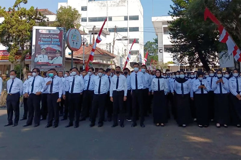 TAMBAH BANYAK: Sejumlah ASN kategori PPPK Kabupaten Malang hasil seleksi tahun 2022 menerima SK pada 31 Juli lalu.