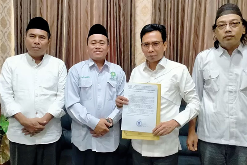 Jajaran pimpinan UIN RM Said Surakarta menunjukkan surat pernyataan Rektor terkait kasus polemik sponsorship dalam kegiatan PBAK yang menggandeng aplikasi pinjaman online.