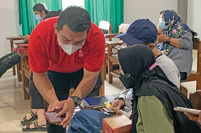 Relawan MSI TBC sosialisasi aplikasi Laportbcid kepada pasien TBC di Kabupaten Kendal.