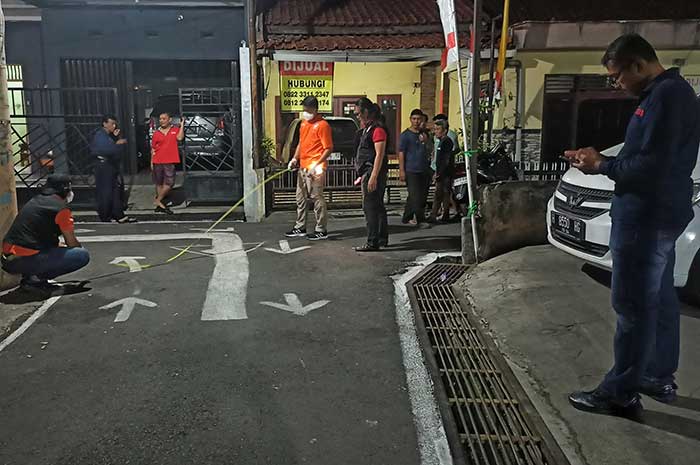 Polisi sedang emlakukan olah tempat kejadian perkara pembacokan yang menewaskan Andi Prasetyo di Jalan Saputan Raya, Jomblang.