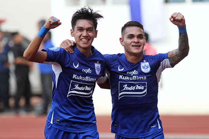 Septian David Maulana dan Gali Freitas merayakan gol pertama di gawang Arema FC. PSIS akhirnya berhasil meraih 3 poin setelah mengandaskan Arema FC dengan skor 2-0.