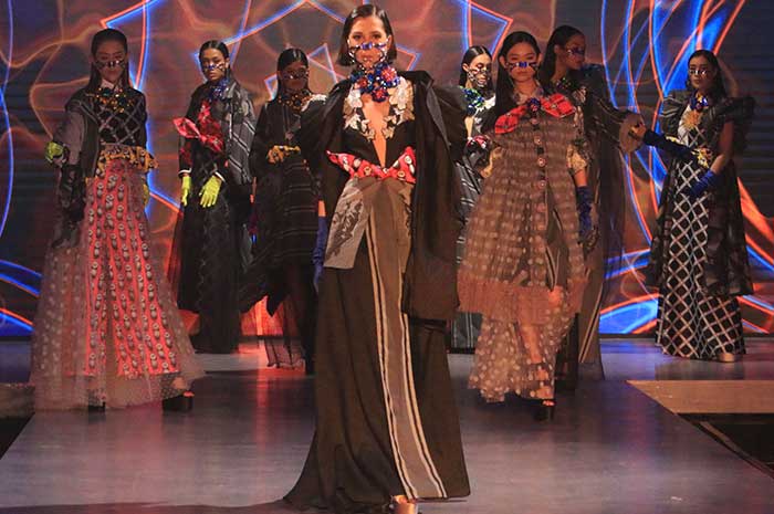 Salah satu model membawakan busana dengan tema Java Heritage dalam acara Semarang Fashion Trend (SFT) di BBPVP Semarang Rabu (9/8).