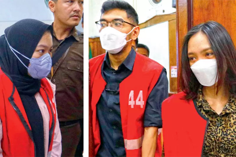 TUNGGU VONIS HAKIM: Chavia Zagita (kiri), Aryarota Cumba Salaka (tengah), dan Anisa Hardiyanti, tiga terdakwa kasus video syur kebaya merah, menjalani sidang tuntutan di PN Surabaya.