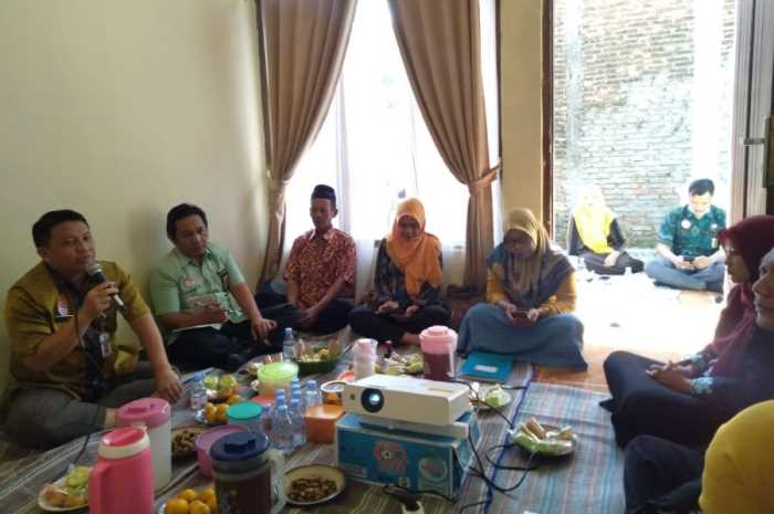 Kepala Dinpermades P2KB Kabupaten Demak Taufik Rifai memimpin rakor PPKBD di Desa Kedungawaru Lor, Kecamatan Karanganyar.