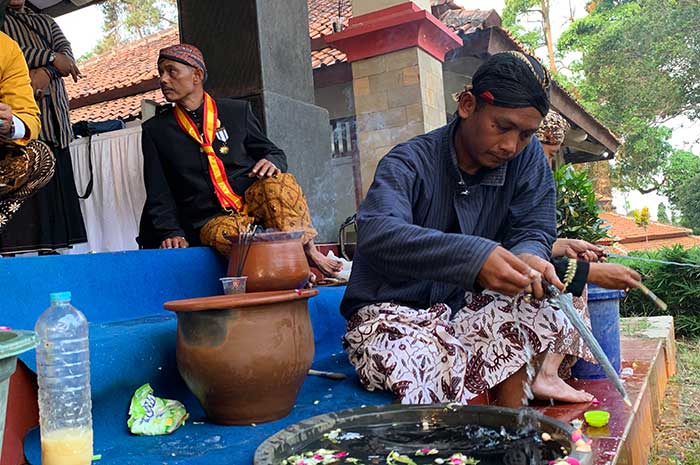 Tradisi jamasan pusaka nusantara di Curug Sewu, Kecamatan Patean, Kendal Kamis (10/8) sore.