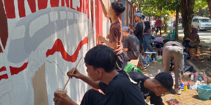 LOMBA MURAL : Para peserta lomba mural menggoreskan cat di tembok sekolah yang sebelumnya jadi korban vandalisme.