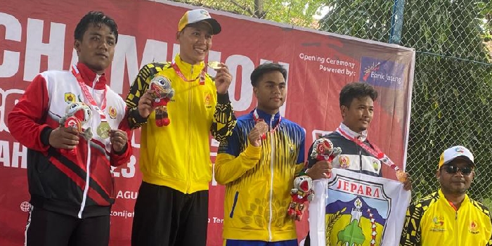 BANGGA : Riki Wibisono saat naik ke podium ajang Porprov Jateng 2023 cabor Hapkido.