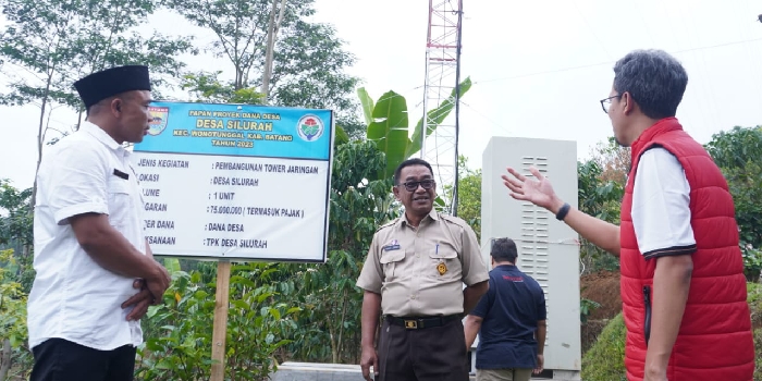 TERPASANG INTERNET : Kepala Diskominfo Batang Triossy Juniarto meresmikan tower BTS di Desa Silurah, Kecamatan Wonotunggal, Kabupaten Batang.