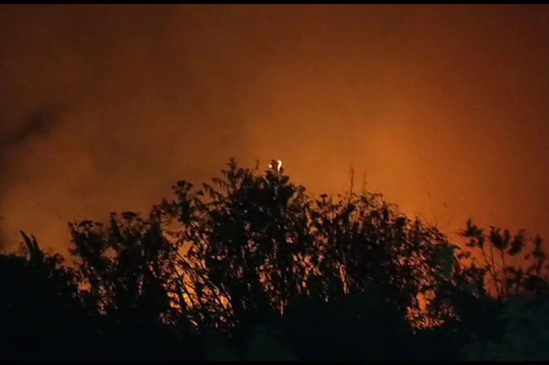Gunung Andong terbakar, Kamis (10/8) malam.