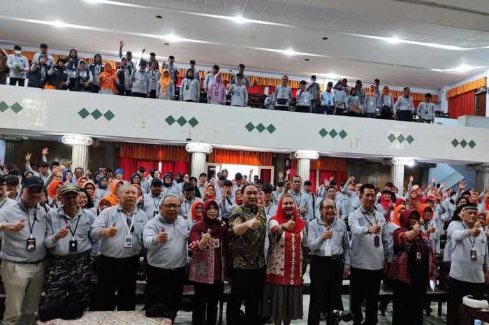 Wali Kota Semarang, Hevearita Gunaryanti Rahayu, Deputi Adpin BKKBN Sukaryo Teguh Santoso saat berfoto bersama Perkumpulan Juken di Balai Kota Semarang, kemarin.