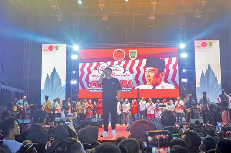 KONSER: Penyanyi Denny Caknan saat tampil dalam konser kebangsaan sebagai pembuka rangkaian Hari Jadi Klaten di Alun-alun Klaten beberapa waktu lalu.