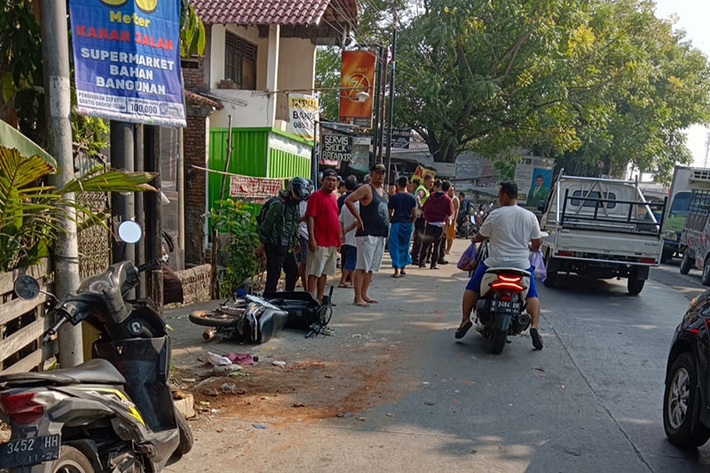 DUKA MENDALAM : Lokasi kecelakaan yang menewaskan seorang wanita di Jalan Wolter Monginsidi, Genuk menjadi tontonan warga sekitar Kamis (10/8).