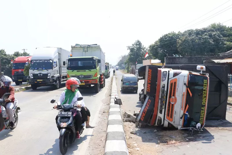 DUA LAKA: Kemarin, terjadi dua kecelakaan di Jalan Lingkar Timur, Mejobo. Satu truk terguling hingga menewaskan pengendara. Satu lagi truk menyundul truk.