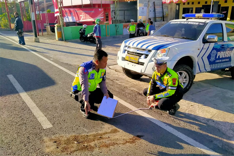 Polisi melakukan olah TKP di lokasi tabrak lari di Desa Bulusulur Kecamatan Wonogiri Kota Jumat (11/8).