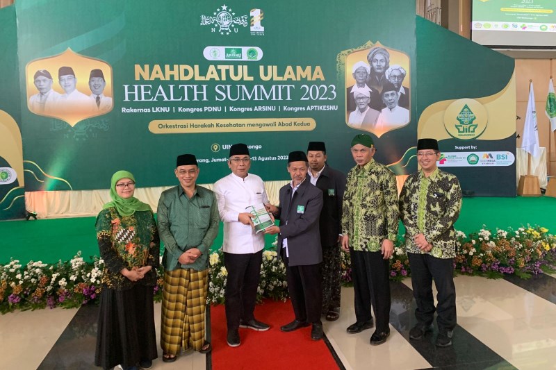 NU HEALTH SUMMIT: Ketua Umum Pengurus Besar Nahdlatul Ulama (PBNU), Yahya Cholil Staquf saat menerima kenang-kenangan plakat dari UIN Walisongo Semarang. (IQBAL AMAR/JAWA POS RADAR SEMARANG)