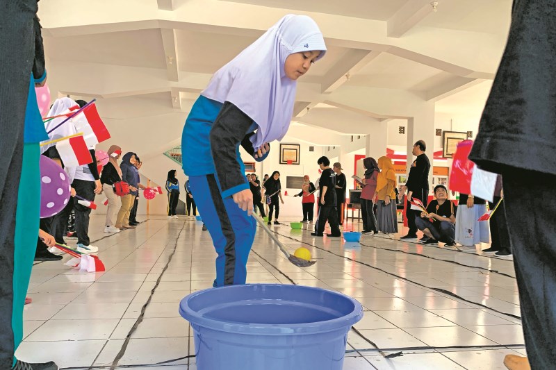 SEMARAK : Penyandang disabilitas Sentra Terpadu Kartini mengikuti lomba memperingati hari kemerdekaan, Jumat (11/8). (ADDIN ALFATH/ JAWA POS RADAR MAGELANG)